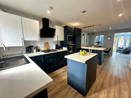 2 bedroom Semi-detached house for sale in Pitchwood Close, Wednesbury, Wednesbury, WS10