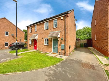 2 bedroom Semi-detached house for sale in Pitchwood Close, Wednesbury, Wednesbury, WS10
