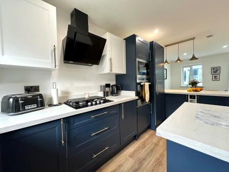 2 bedroom Semi-detached house for sale in Pitchwood Close, Wednesbury, Wednesbury, WS10