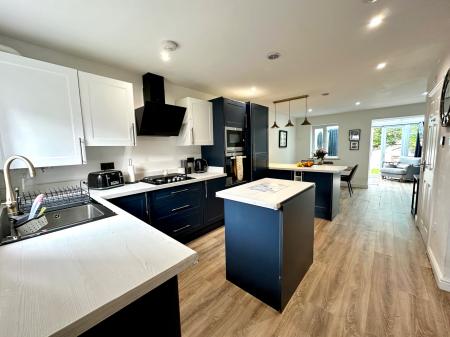 2 bedroom Semi-detached house for sale in Pitchwood Close, Wednesbury, Wednesbury, WS10