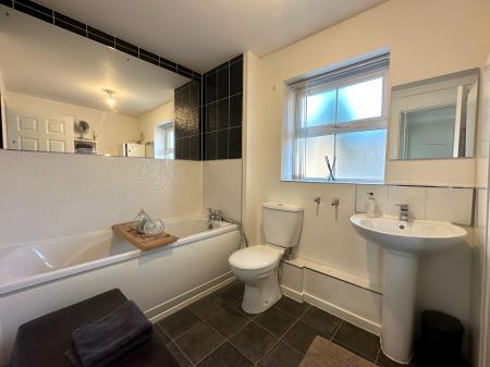 3 bedroom Detached house for sale in Puddlers Grove, Wednesbury, Wednesbury, WS10