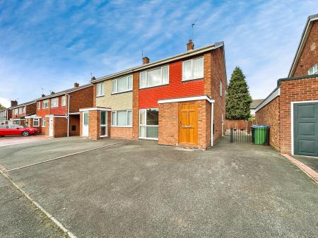 3 bedroom Semi-detached house for sale in Wakes Road, Wednesbury, Wednesbury, WS10