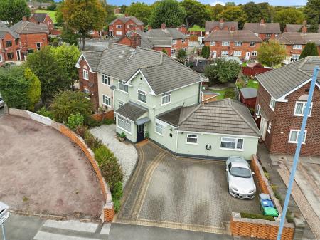 4 bedroom Semi-detached house for sale in Woden Road North, Wednesbury, Wednesbury, WS10