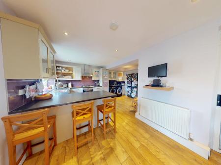 4 bedroom Semi-detached house for sale in Woden Road North, Wednesbury, Wednesbury, WS10