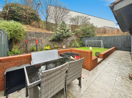 4 bedroom Detached house for sale in Puddlers Grove, Darlaston, Wednesbury, WS10