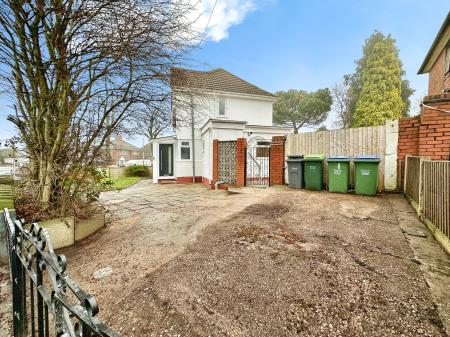 3 bedroom Semi-detached house for sale in Booth Road, Wednesbury, Wednesbury, WS10