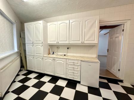 3 bedroom Semi-detached house to let in Shaftesbury Road, Wednesbury, WS10