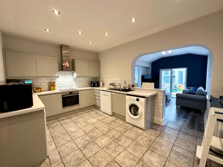 2 bedroom Semi-detached house for sale in Goldicroft Road, Wednesbury, Wednesbury, WS10