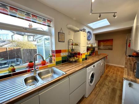 2 bedroom Semi-detached house for sale in Oaktree Road, Wednesbury, Wednesbury, WS10