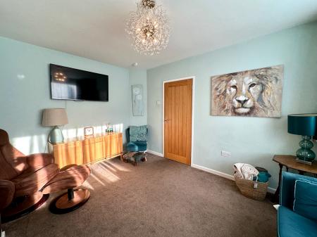 2 bedroom Semi-detached house for sale in Oaktree Road, Wednesbury, Wednesbury, WS10