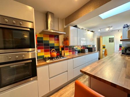 2 bedroom Semi-detached house for sale in Oaktree Road, Wednesbury, Wednesbury, WS10