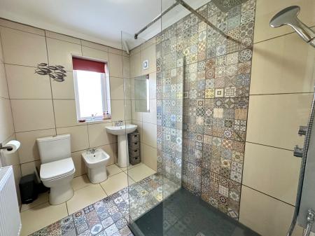 2 bedroom Semi-detached house for sale in Oaktree Road, Wednesbury, Wednesbury, WS10