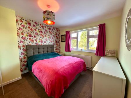 2 bedroom Semi-detached house for sale in Oaktree Road, Wednesbury, Wednesbury, WS10