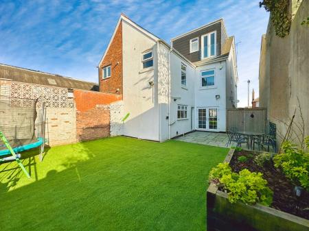 4 bedroom Semi-detached house for sale in Holden Road, Wednesbury, Wednesbury, WS10