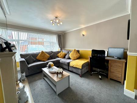 4 bedroom Semi-detached house for sale in Heath Acres, Darlaston, Wednesbury, WS10