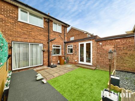 4 bedroom Semi-detached house for sale in Heath Acres, Darlaston, Wednesbury, WS10