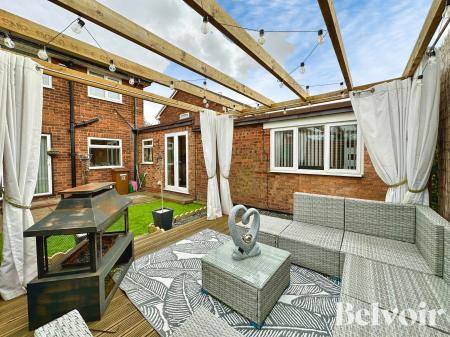 4 bedroom Semi-detached house for sale in Heath Acres, Darlaston, Wednesbury, WS10