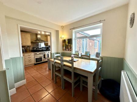 4 bedroom Semi-detached house for sale in Heath Acres, Darlaston, Wednesbury, WS10