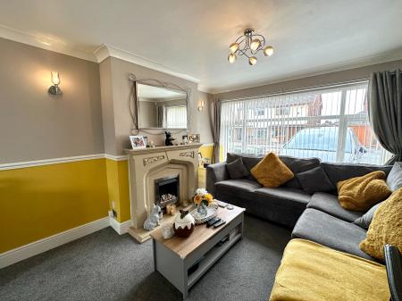 4 bedroom Semi-detached house for sale in Heath Acres, Darlaston, Wednesbury, WS10