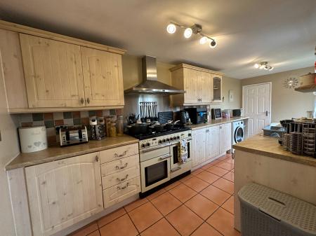 4 bedroom Semi-detached house for sale in Heath Acres, Darlaston, Wednesbury, WS10