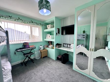 4 bedroom Semi-detached house for sale in Heath Acres, Darlaston, Wednesbury, WS10