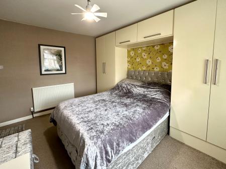 4 bedroom Semi-detached house for sale in Heath Acres, Darlaston, Wednesbury, WS10