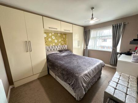 4 bedroom Semi-detached house for sale in Heath Acres, Darlaston, Wednesbury, WS10