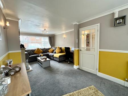 4 bedroom Semi-detached house for sale in Heath Acres, Darlaston, Wednesbury, WS10