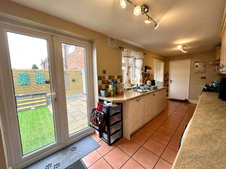 4 bedroom Semi-detached house for sale in Heath Acres, Darlaston, Wednesbury, WS10
