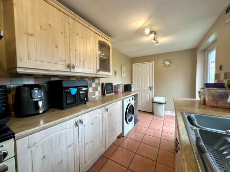 4 bedroom Semi-detached house for sale in Heath Acres, Darlaston, Wednesbury, WS10