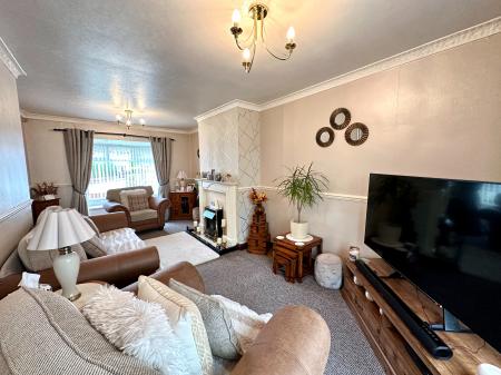 2 bedroom Semi-detached house for sale in Stonehouse Crescent, Sandwell, Wednesbury, WS10
