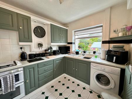 2 bedroom Semi-detached house for sale in Stonehouse Crescent, Sandwell, Wednesbury, WS10
