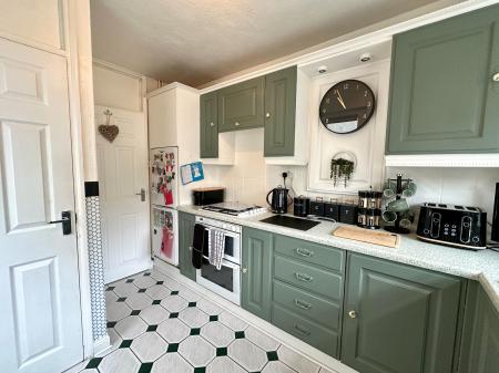 2 bedroom Semi-detached house for sale in Stonehouse Crescent, Sandwell, Wednesbury, WS10