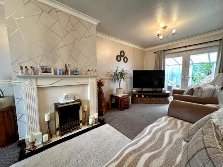 2 bedroom Semi-detached house for sale in Stonehouse Crescent, Sandwell, Wednesbury, WS10