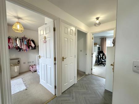 2 bedroom Apartment for sale in Wedgbury Close, Wednesbury, WS10