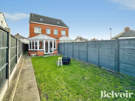 4 bedroom Semi-detached house for sale in Bilston Road, Sandwell, Wednesbury, WS10