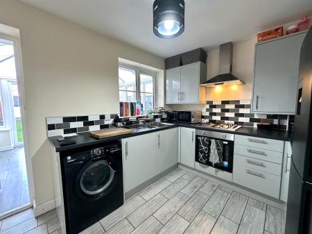 4 bedroom Semi-detached house for sale in Bilston Road, Sandwell, Wednesbury, WS10