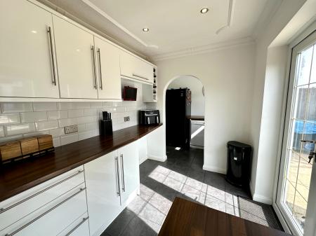 3 bedroom End of terrace house for sale in Carrington Road, Sandwell, Wednesbury, WS10