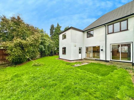 4 bedroom Semi-detached house to let in Large Avenue, Wednesbury, WS10