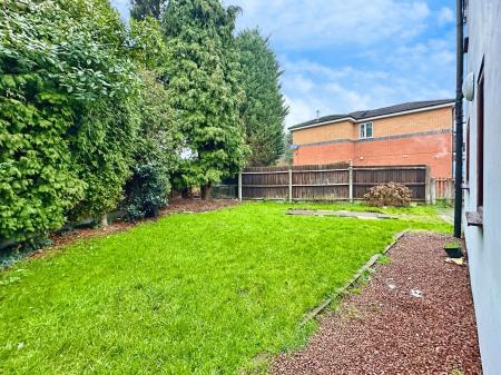 4 bedroom Semi-detached house to let in Large Avenue, Wednesbury, WS10