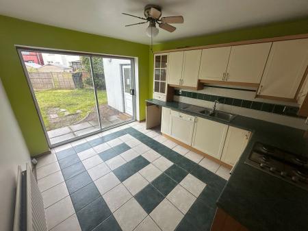 4 bedroom Semi-detached house to let in Large Avenue, Wednesbury, WS10