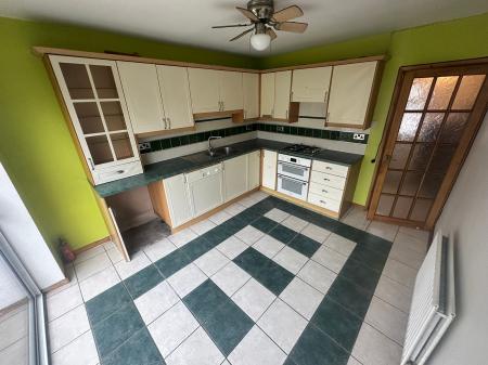 4 bedroom Semi-detached house to let in Large Avenue, Wednesbury, WS10