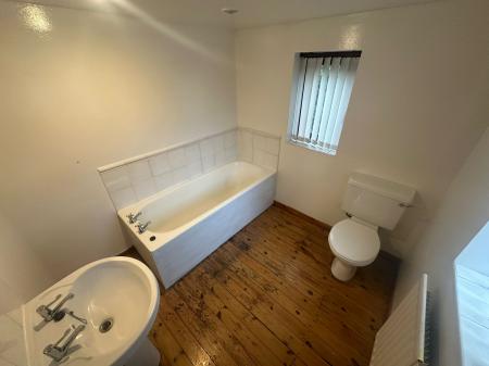 4 bedroom Semi-detached house to let in Large Avenue, Wednesbury, WS10