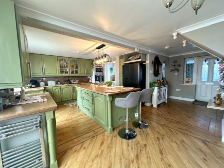 6 bedroom Detached house for sale in The Leasowes, Great Bridge, Tipton, DY4