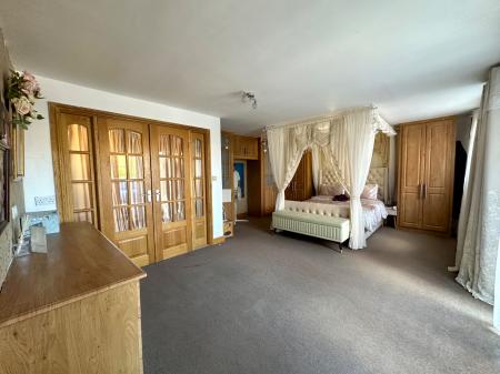 6 bedroom Detached house for sale in The Leasowes, Great Bridge, Tipton, DY4