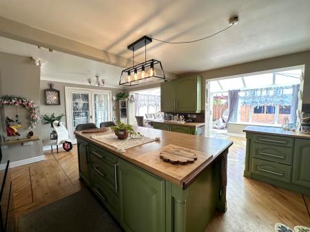 6 bedroom Detached house for sale in The Leasowes, Great Bridge, Tipton, DY4