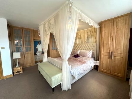 6 bedroom Detached house for sale in The Leasowes, Great Bridge, Tipton, DY4