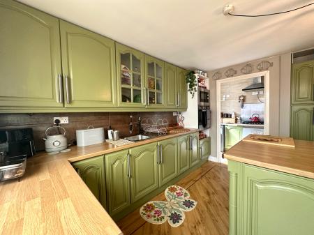 6 bedroom Detached house for sale in The Leasowes, Great Bridge, Tipton, DY4