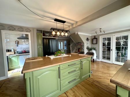 6 bedroom Detached house for sale in The Leasowes, Great Bridge, Tipton, DY4