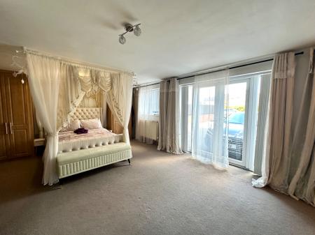 6 bedroom Detached house for sale in The Leasowes, Great Bridge, Tipton, DY4